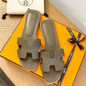 ❌SOLD❌HERMES Oran Epsom Calfskin Leather Sandals in Etoupe - (EU)37.5